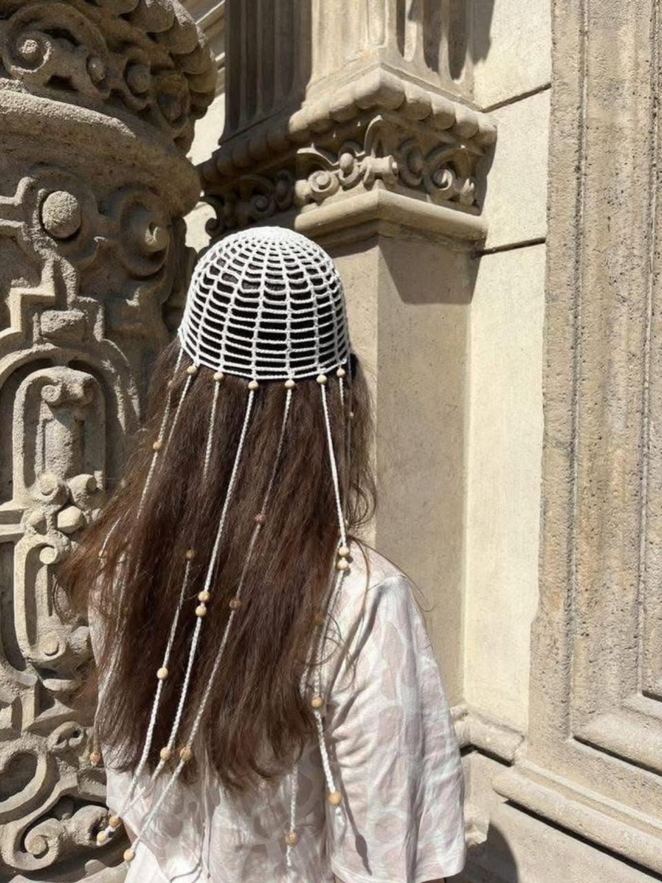 ხელნაკეთი თეთრი ნაქსოვი ქუდი მძივებით — Mknits.handmade